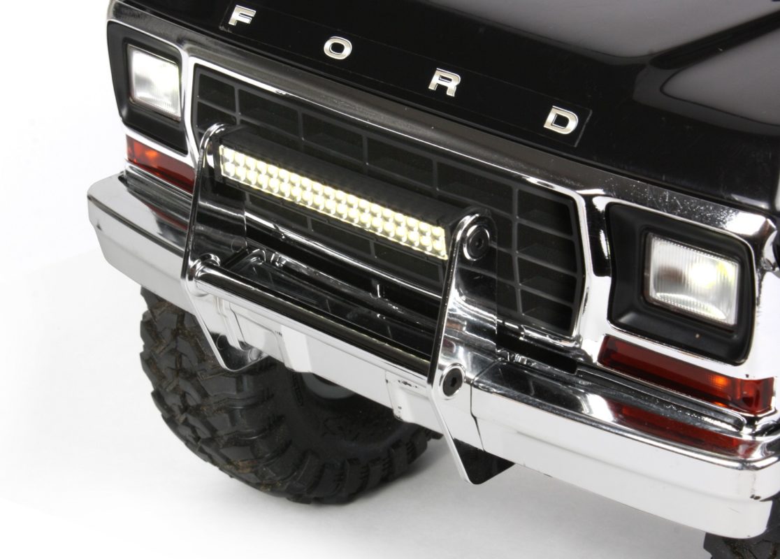 Installez une rampe à LED sur le pare-buffle des TRX-4 Bronco et Blazer